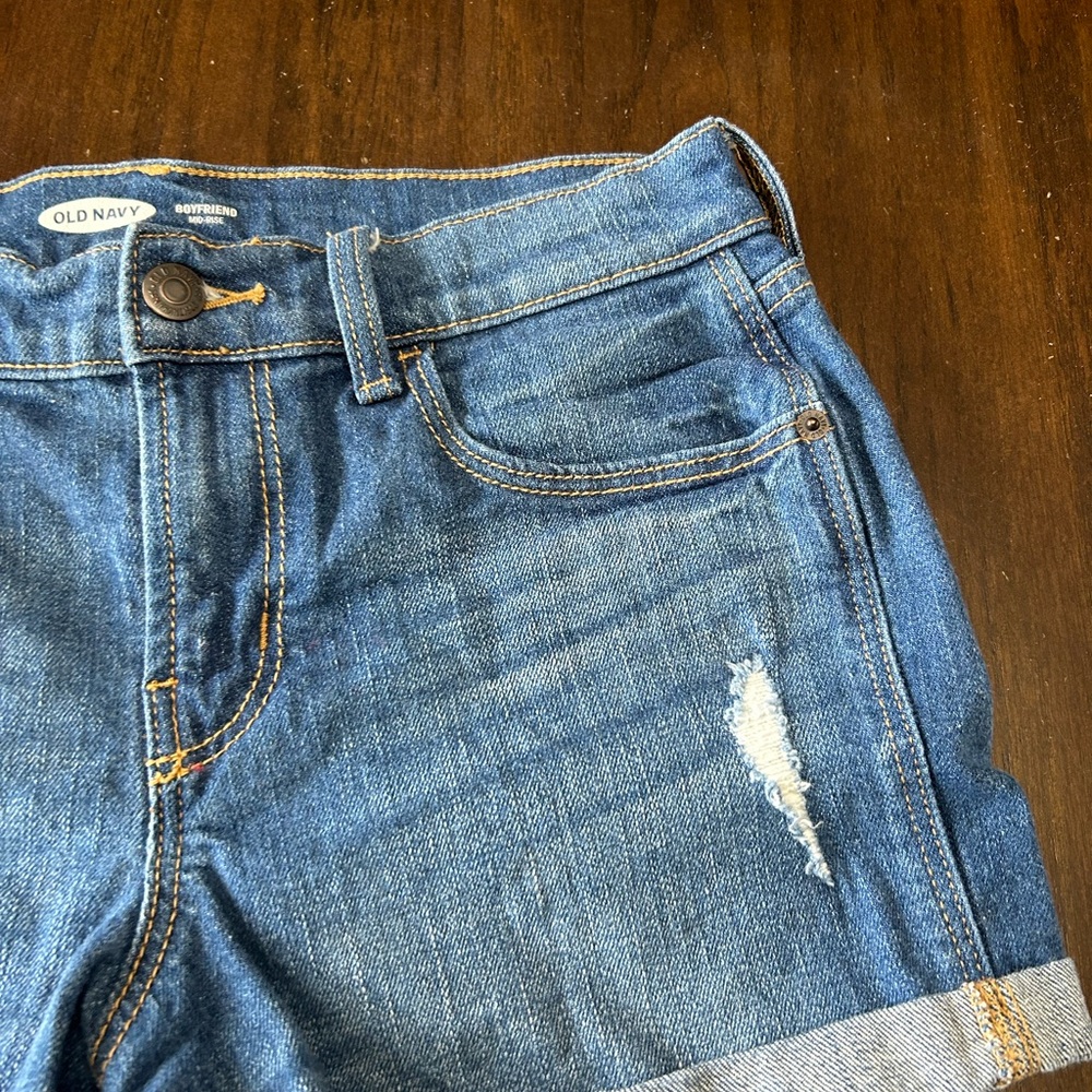 Old navy women’s mid-rise ripped boyfriend jean shorts size 2. - Picture 2 of 5